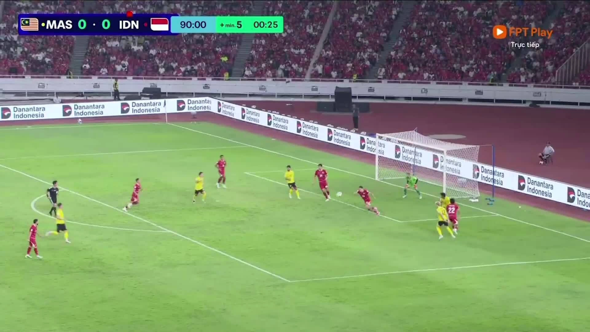 Indonesia cầm hòa Malaysia trong thế thiếu người