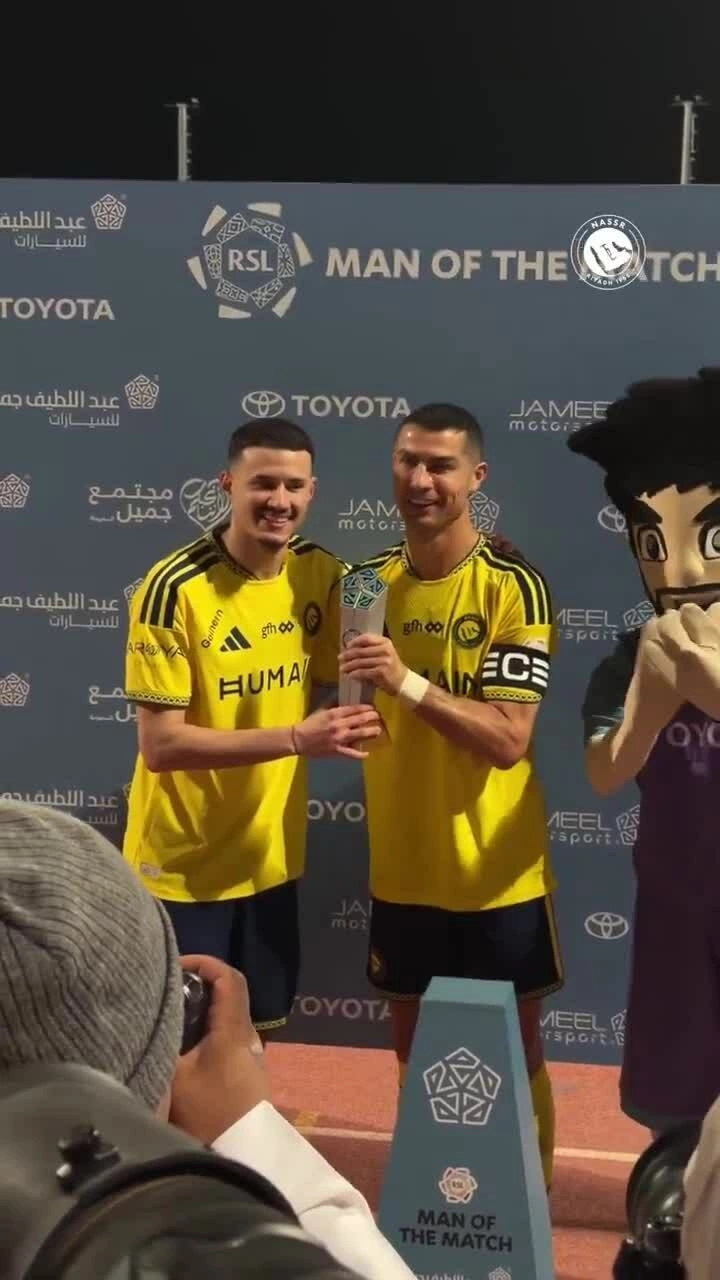 Ronaldo nhường giải Cầu thủ hay nhất trận sau khi ghi bàn thứ 982