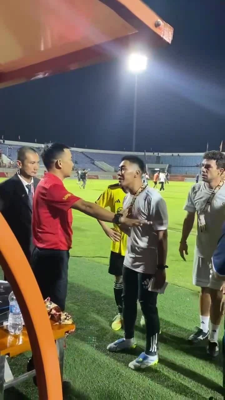 HLV Kewell nhận thẻ đỏ, trợ lý gọi trọng tài V-League là mafia