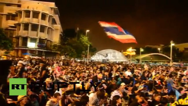 Người biểu tình tập trung tại Tượng đài Dân chủ