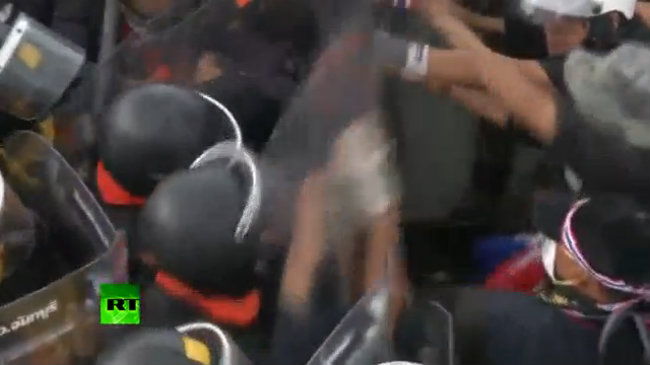 Người biểu tình Thái Lan đụng độ cảnh sát