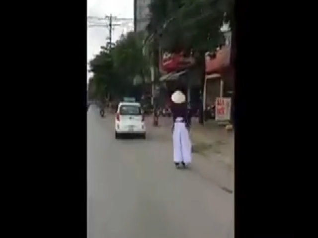 Cao thủ võ lâm ngã sấp mặt vì đi giày patin trên phố