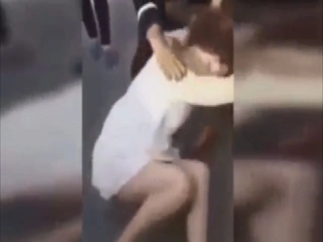 Đám đông đứng nhìn cô gái bị xé váy đánh ghen giữa đường