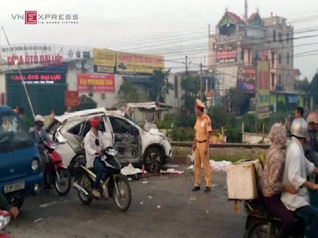 Hiện trường vụ tầu hỏa đâm ôtô, 5 người thiệt mạng