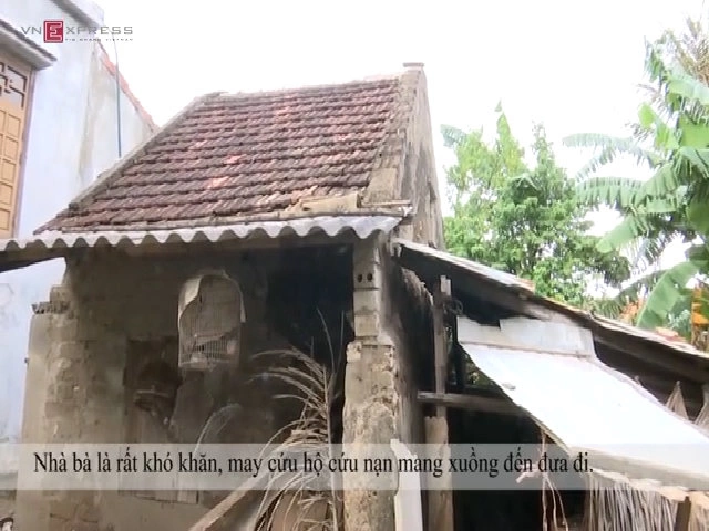 Người dân kể chuyện cán bộ thôn đến lấy tiền cứu trợ