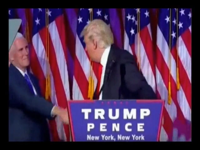 Thói quen bắt tay của Trump