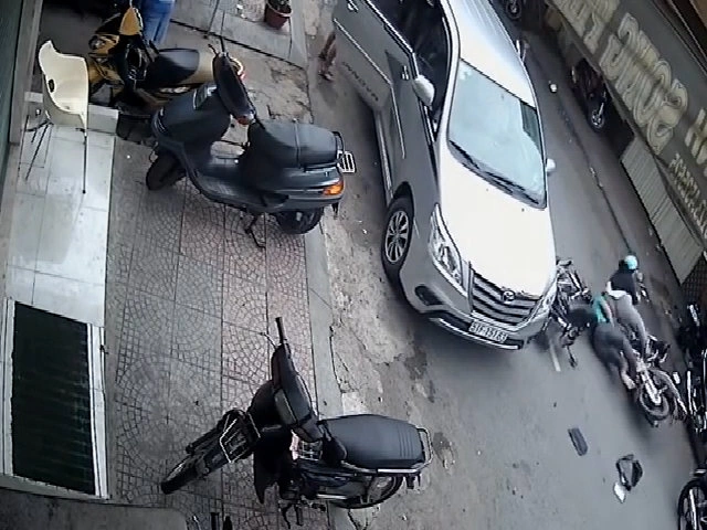 Hai xe máy tông nhau vì mở cửa ôtô không quan sát