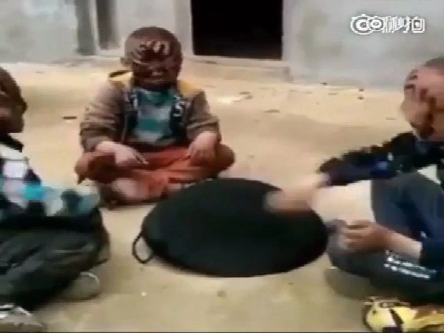 Trò chơi oẳn tù tì quẹt nhọ nồi