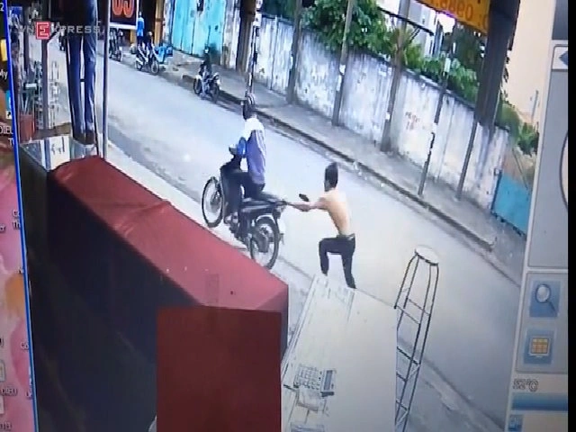 Tên cướp bị mất xe máy khi đi giật dây chuyền vàng