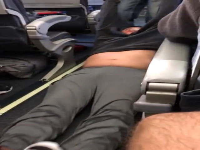 Hãng hàng không Mỹ bị lên án vì để nhân viên kéo lê hành khách trên máy bay