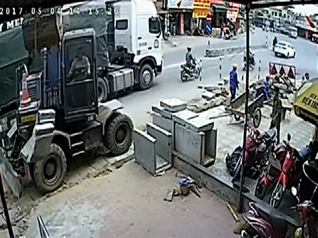 Người đàn ông chạy xe máy bị container cuốn gọn vào gầm