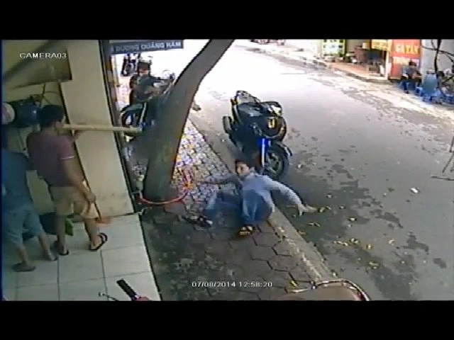 Thanh niên say ngã lộn cổ vì hút thuốc lào bằng điếu