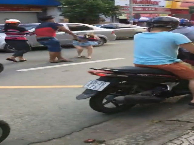 Người đàn ông đập mũ bảo hiểm vào đầu cô gái vì va chạm giao thông