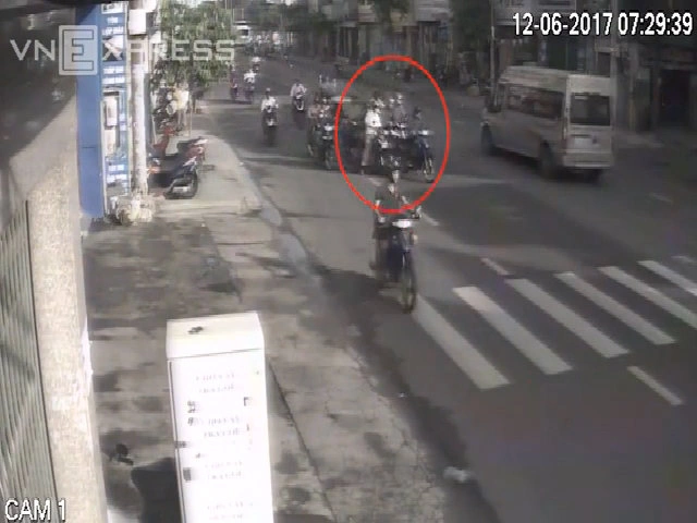 9 xe máy bao vây một người để cướp 30 triệu đồng