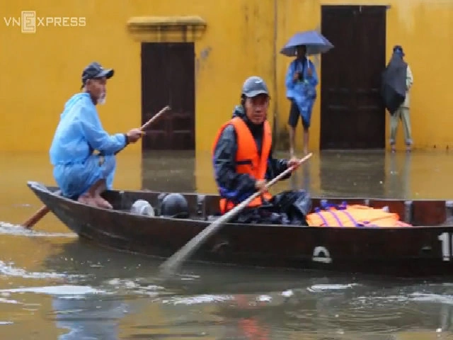 Người dân, du khách ở Hội An chèo ghe dọn đồ chạy lũ