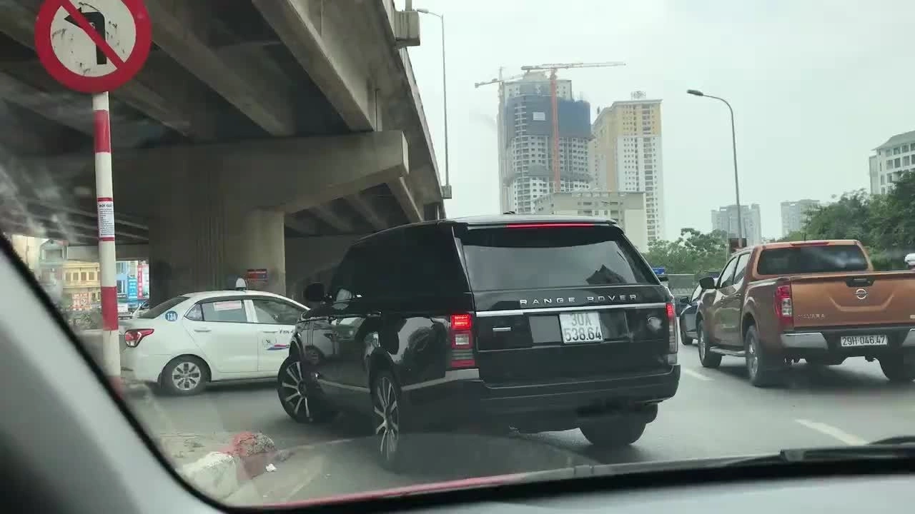 Xế sang quay đầu gây tranh cãi trên phố Hà Nội