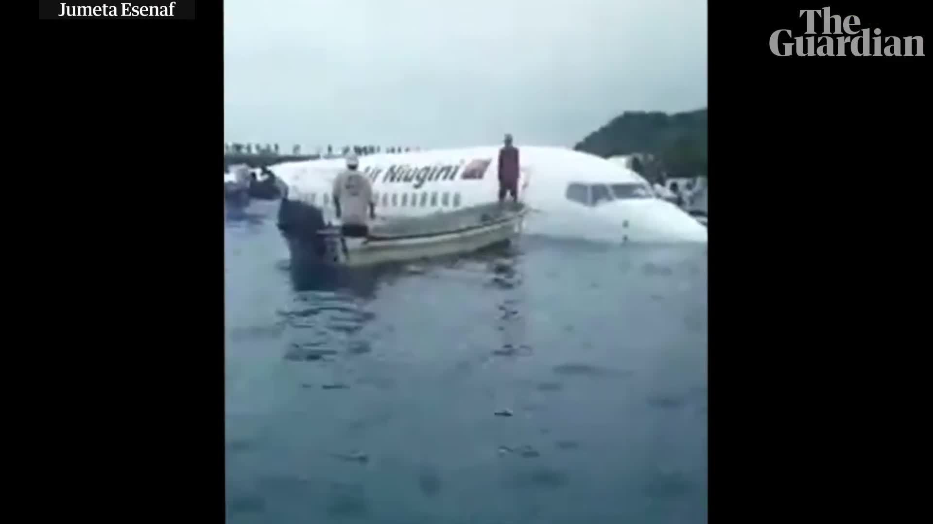 Máy bay chở khách Papua New Guinea lao xuống đầm phá