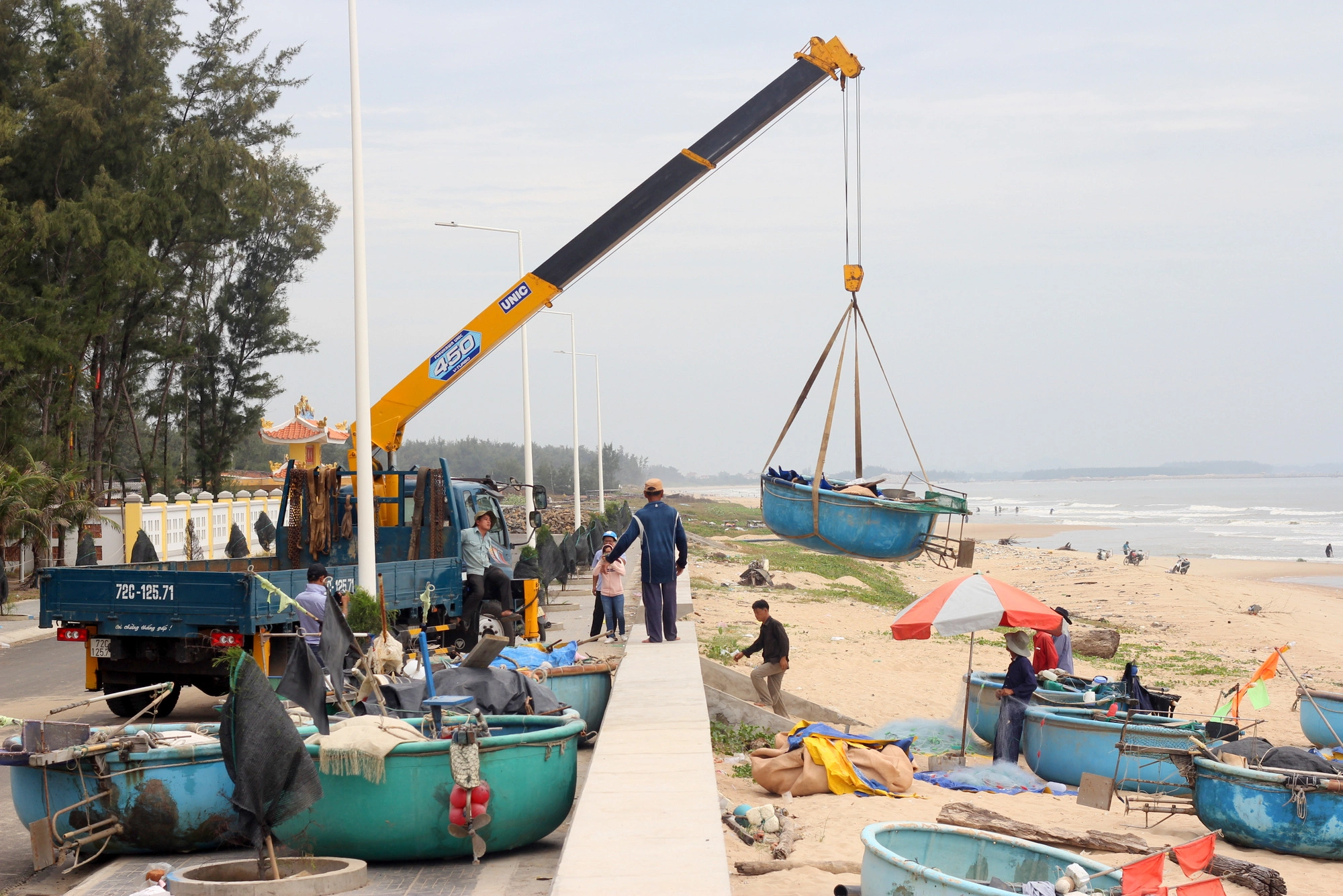 Hàng trăm thuyền thúng được cẩu lên bờ tránh bão