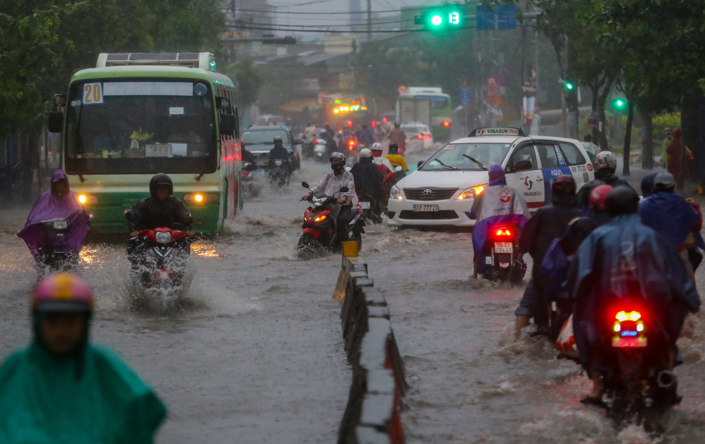 Mưa lớn, Sài Gòn mênh mông nước