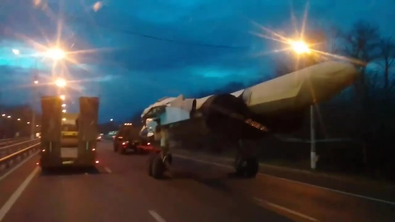 Tiêm kích bom Su-34 'bò' trên cao tốc
