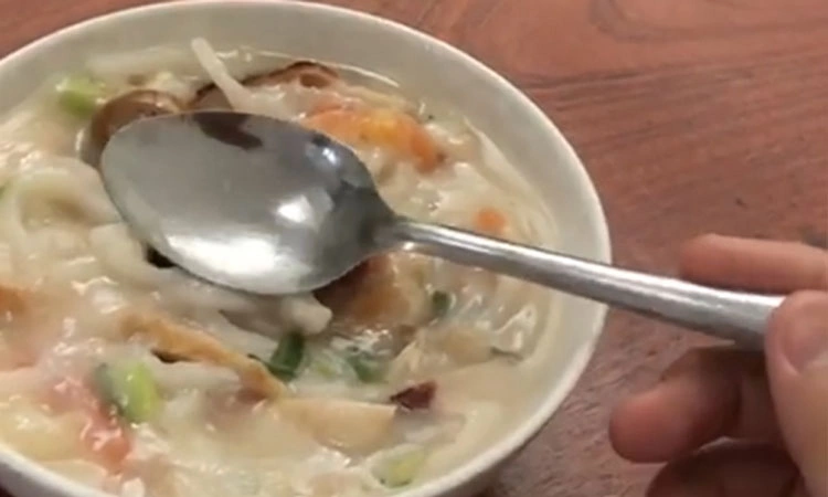 Ông chồng 'nỉ non' vì được vợ nấu cho bữa sáng