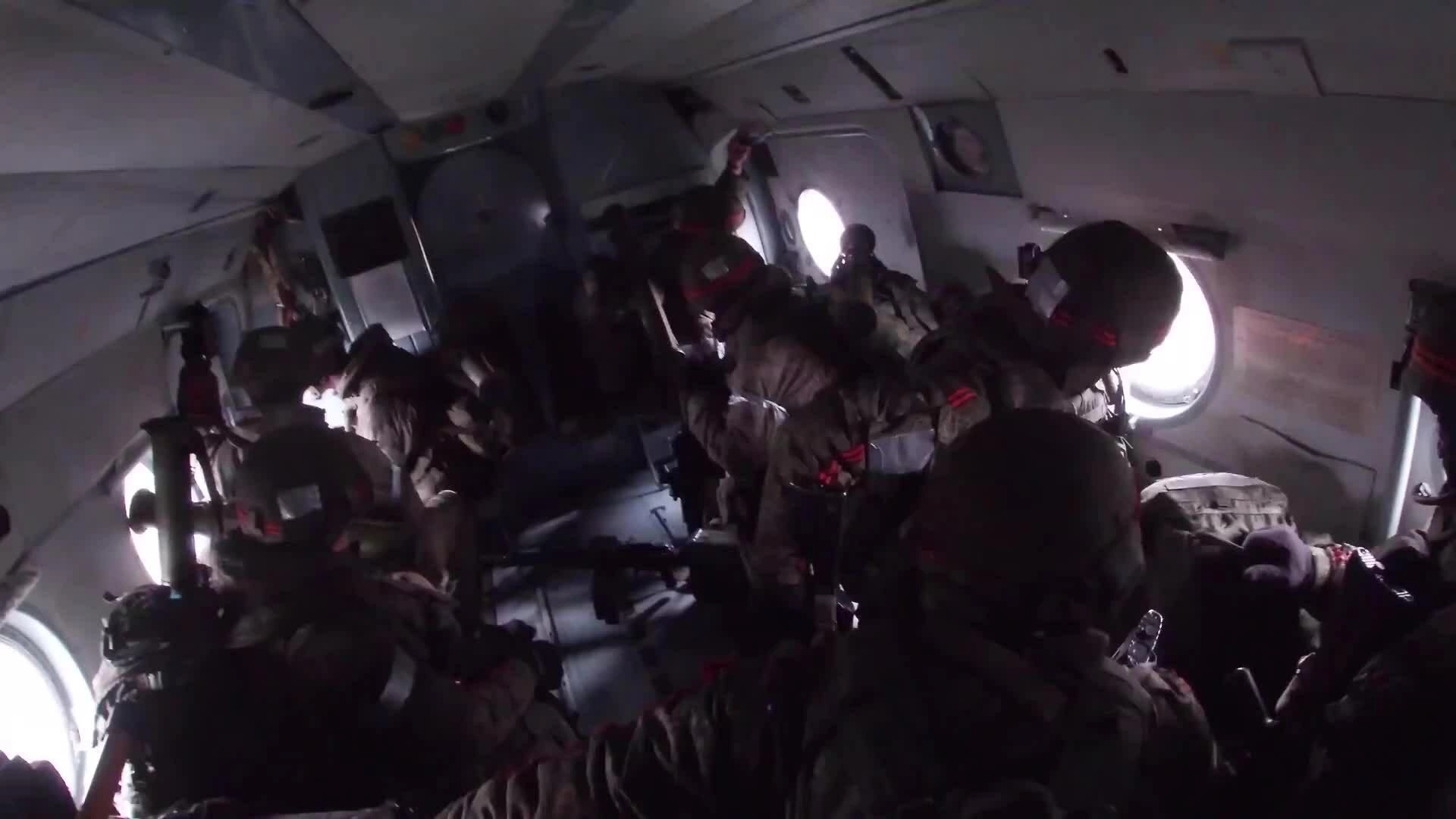 Nga tung video đặc nhiệm đổ bộ sân bay chiến lược Ukraine