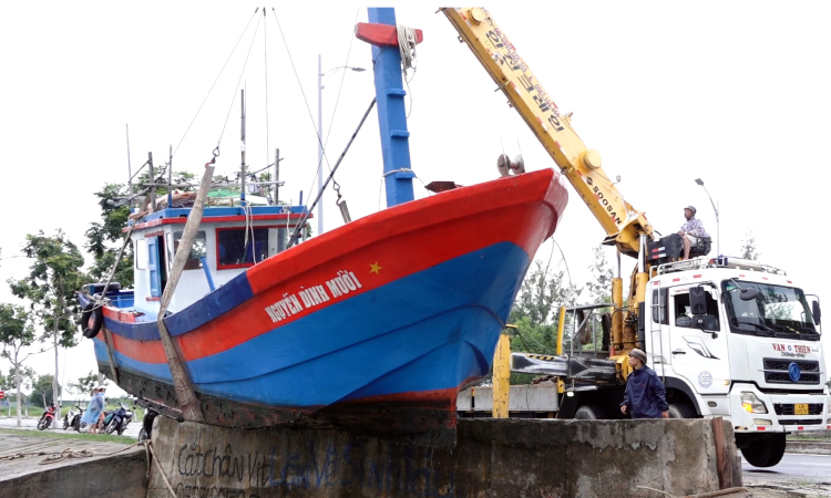 Ngư dân thuê xe cẩu thuyền lên bờ tránh bão