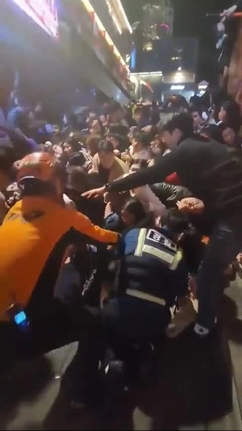 Cảnh chen lấn trước vụ giẫm đạp ở Hàn Quốc