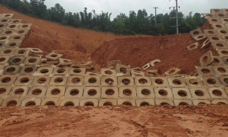 Sân vận động mới sử dụng bị sạt lở