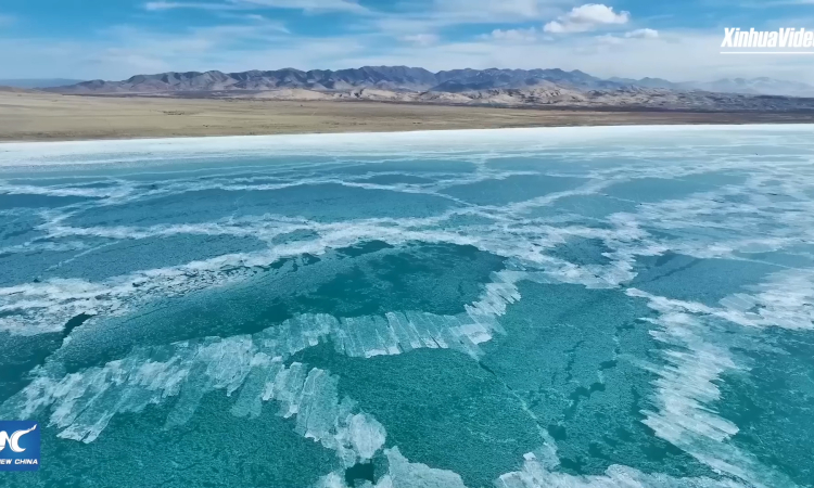 Hồ nước mặn nội địa lớn nhất Trung Quốc đóng băng