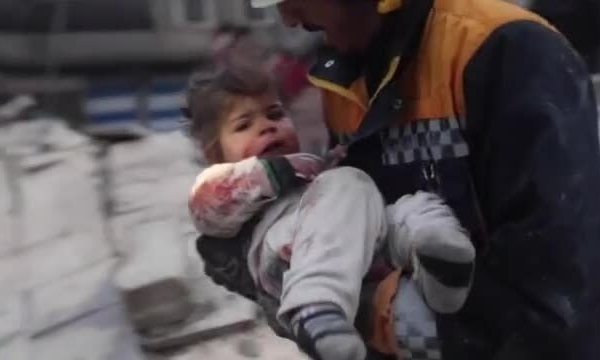 Khoảnh khắc cứu em bé khỏi đống đổ nát trong động đất Syria