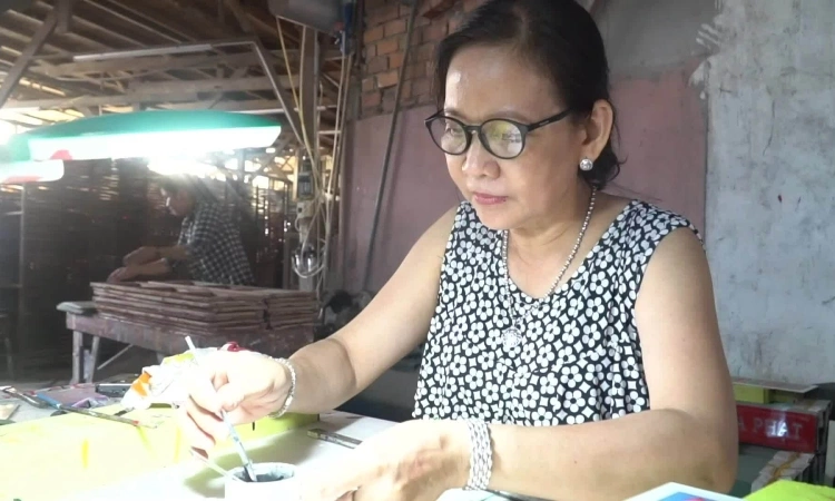 Nghề làm tranh kiếng trăm năm bên sông Tiền