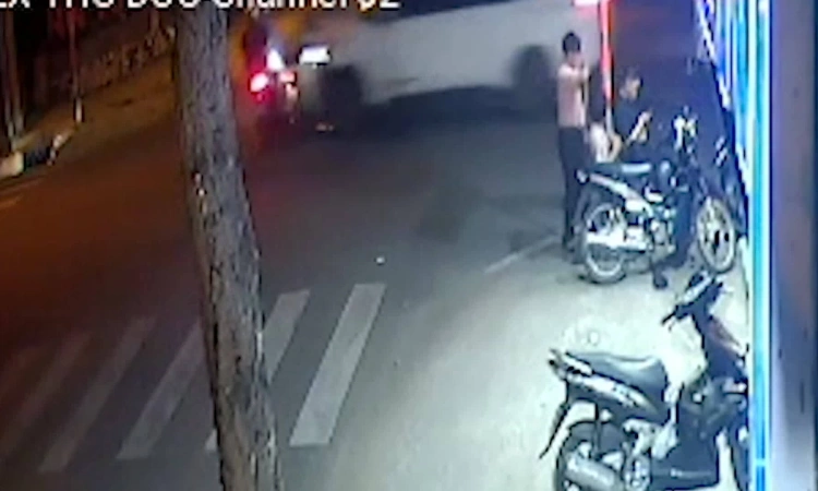 Camera ghi cảnh ôtô tông 2 xe máy