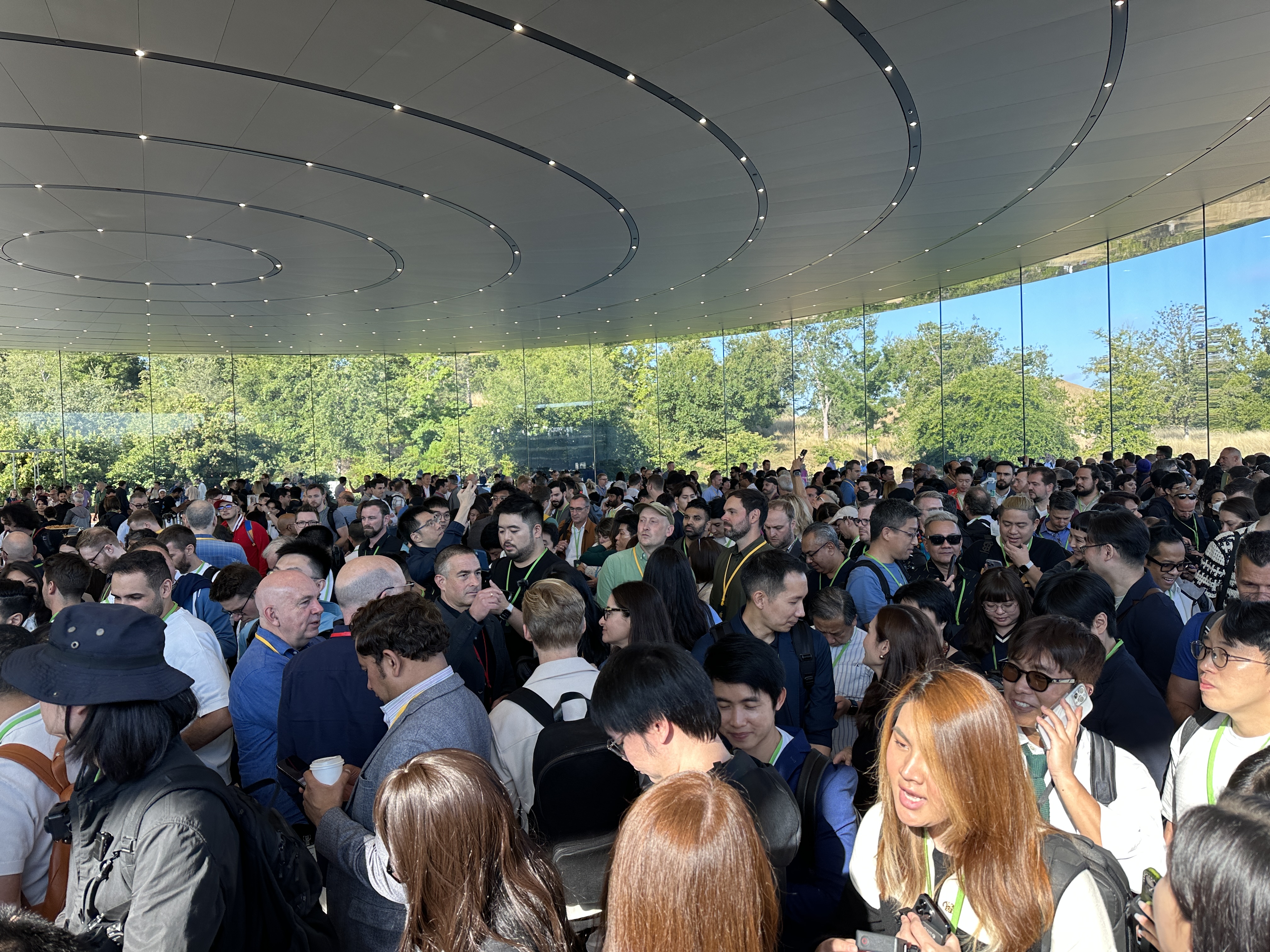 Không khí trước khi bắt đầu sự kiện Apple ra mắt iPhone 15