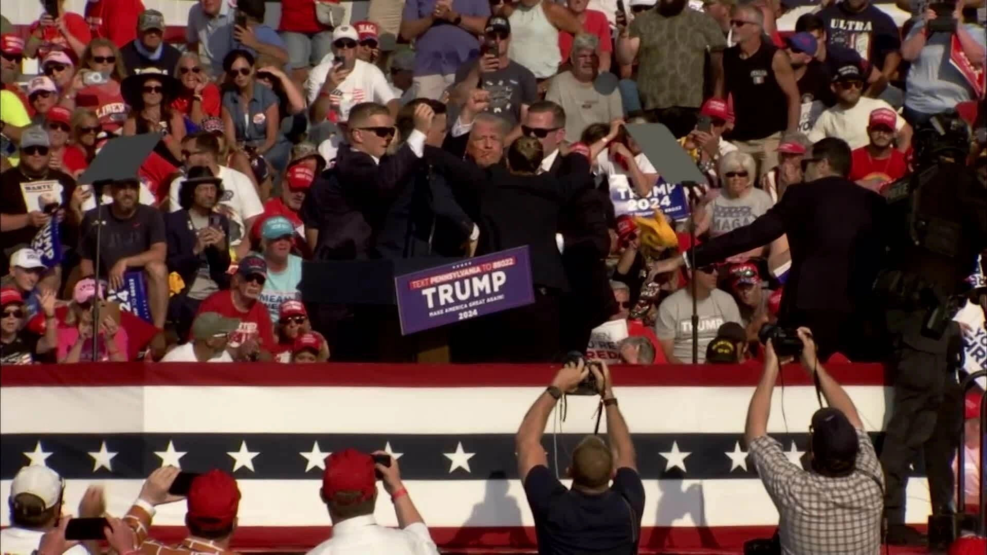 Ông Trump giơ nắm đấm trước khi rời sân khấu