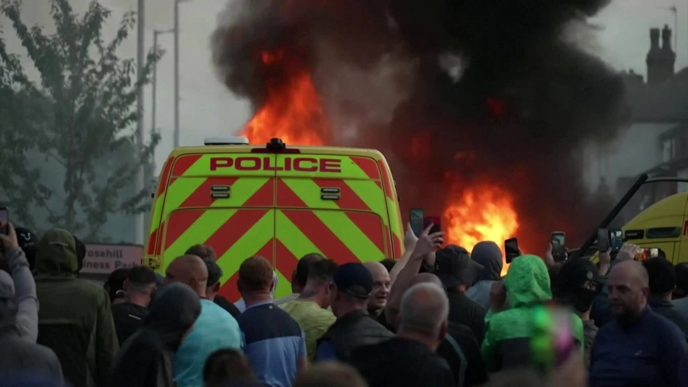 Nguồn cơn sóng bạo loạn bao trùm khắp nước Anh