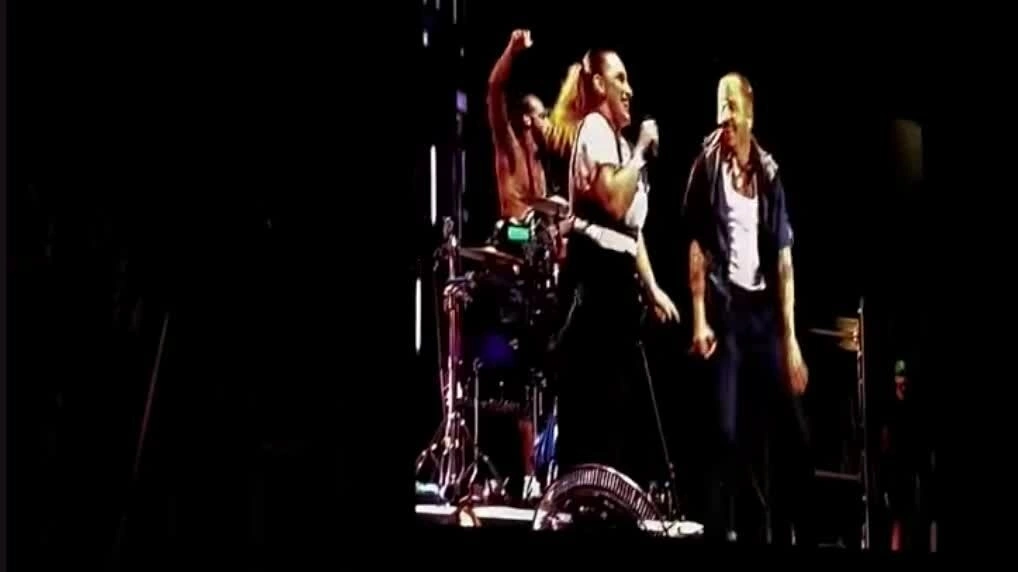 Tội phạm bỏ trốn lộ thân phận vì lên sân khấu hát với thần tượng