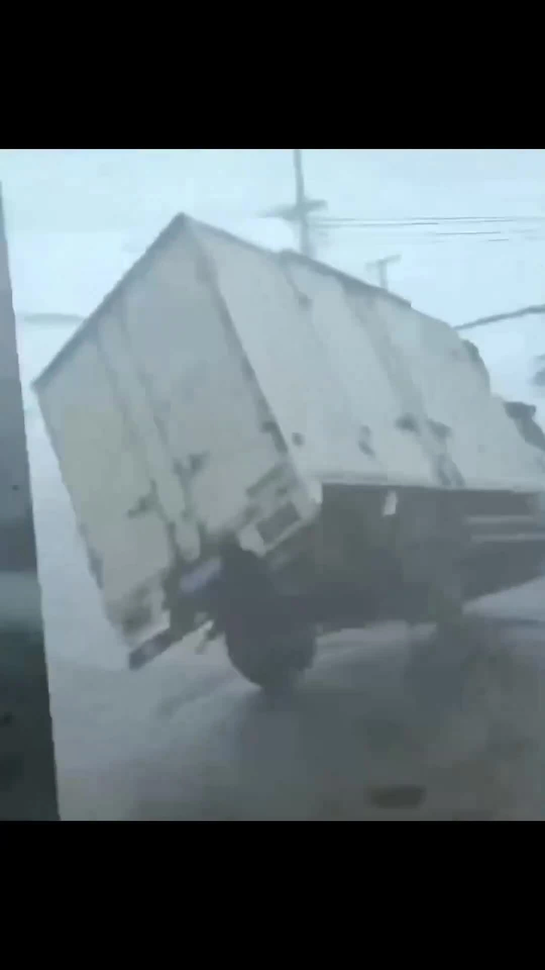 Đảo Hải Nam tê liệt vì siêu bão Yagi