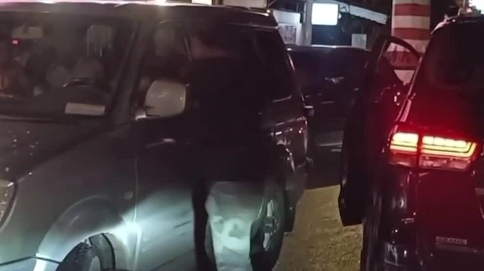 Đập kính, hành hung tài xế ôtô sau va chạm giao thông