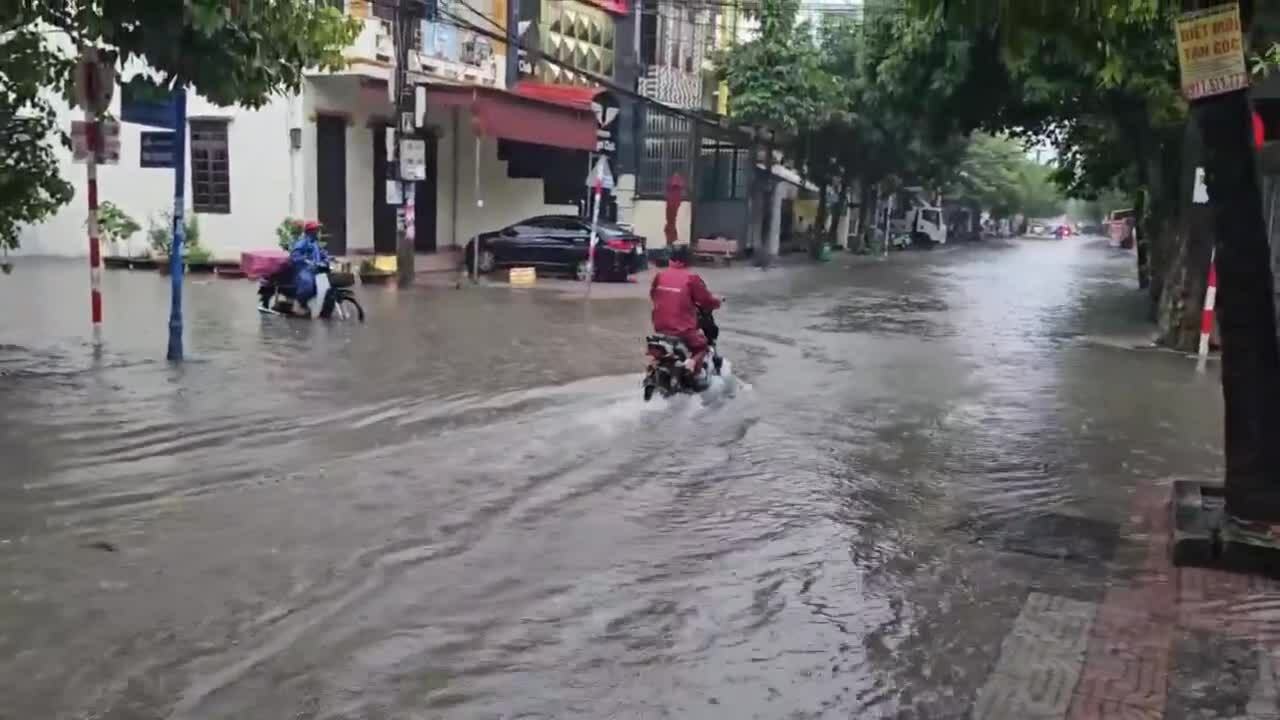 Mưa lớn gây ngập nhiều tuyến đường ở miền Trung