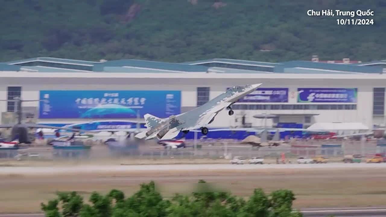 Tiêm kích Su-57 Nga bay biểu diễn tại Trung Quốc