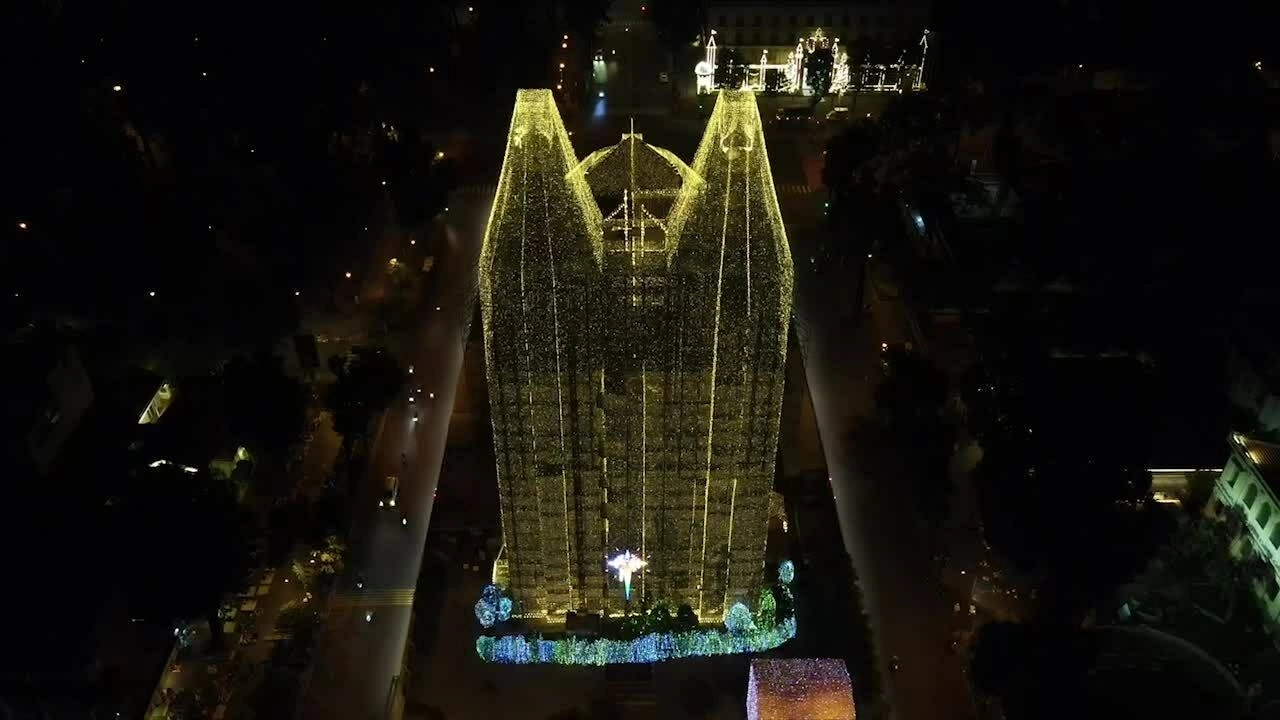 Nhà thờ Đức Bà Sài Gòn lắp 200.000 m dây đèn LED đón Giáng sinh