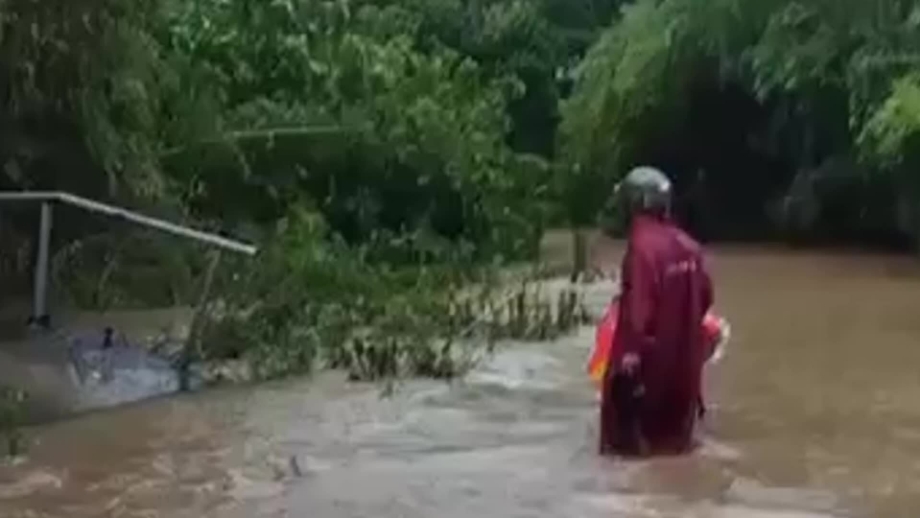 Xe máy cày chở 10 người bị lật khi qua suối