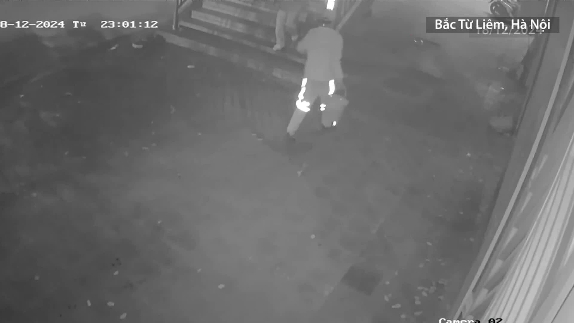 Hàng xóm của quán cháy nhìn thấy người kêu cứu nhưng lửa to nên bất lực