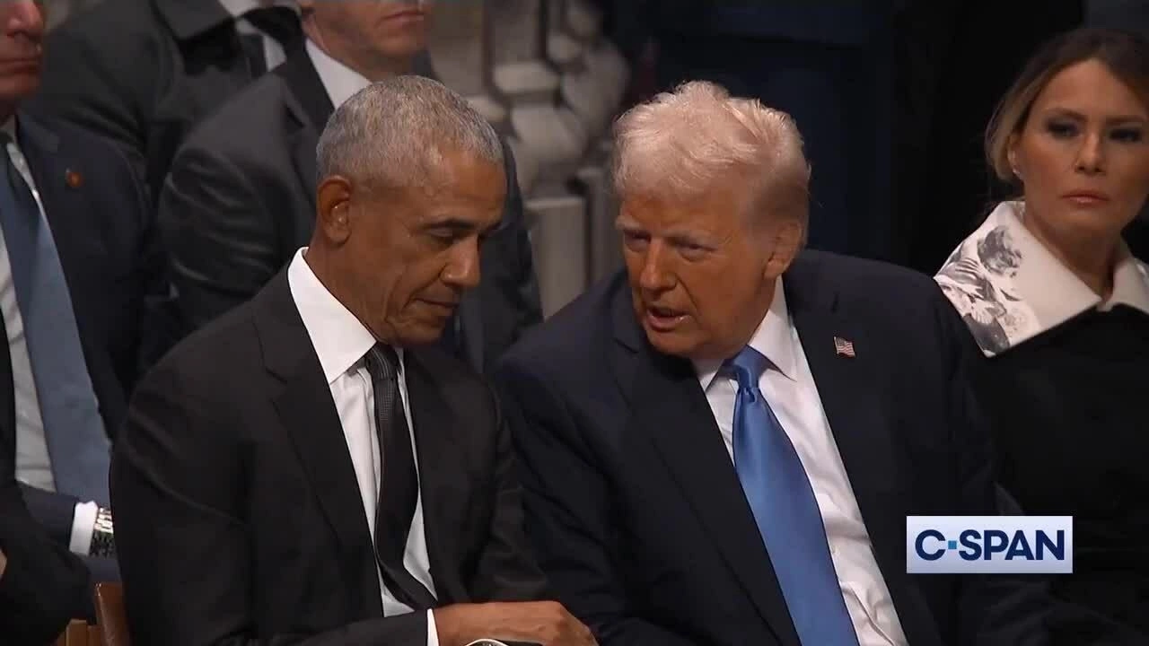 Khoảnh khắc ông Trump và ông Obama trò chuyện gây sốt