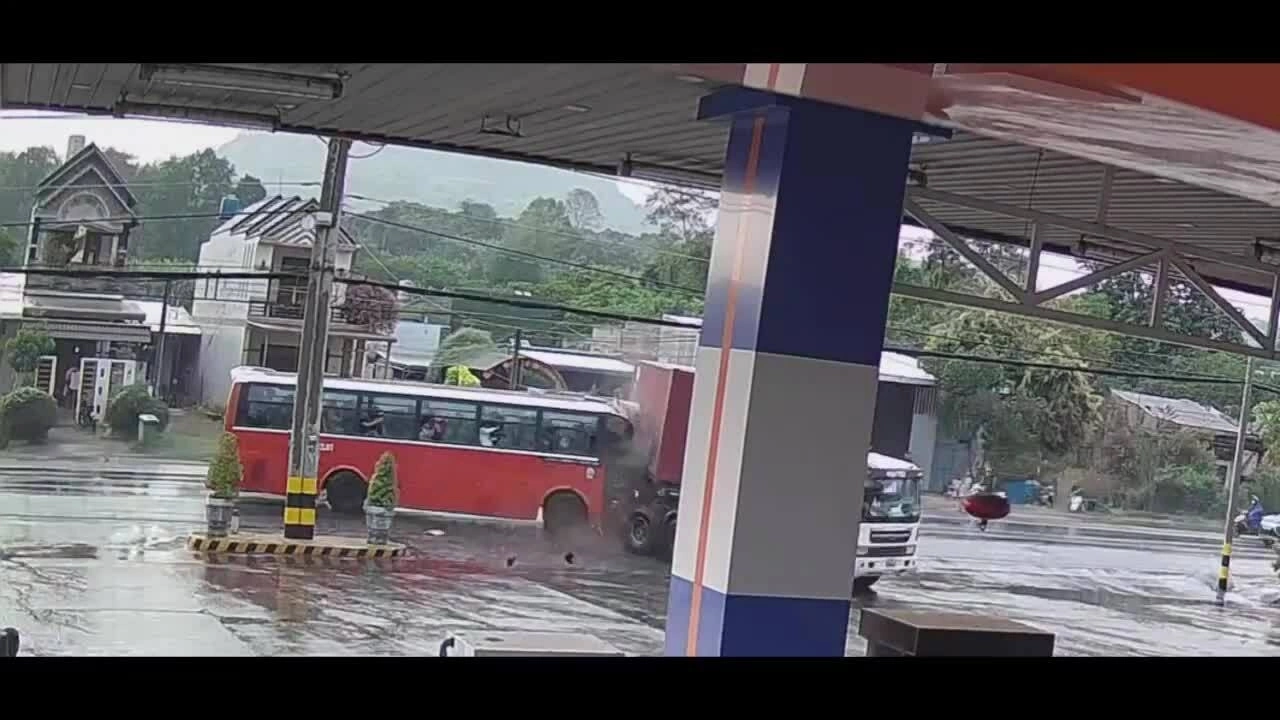 Công nhân la hét thất thanh trên xe buýt