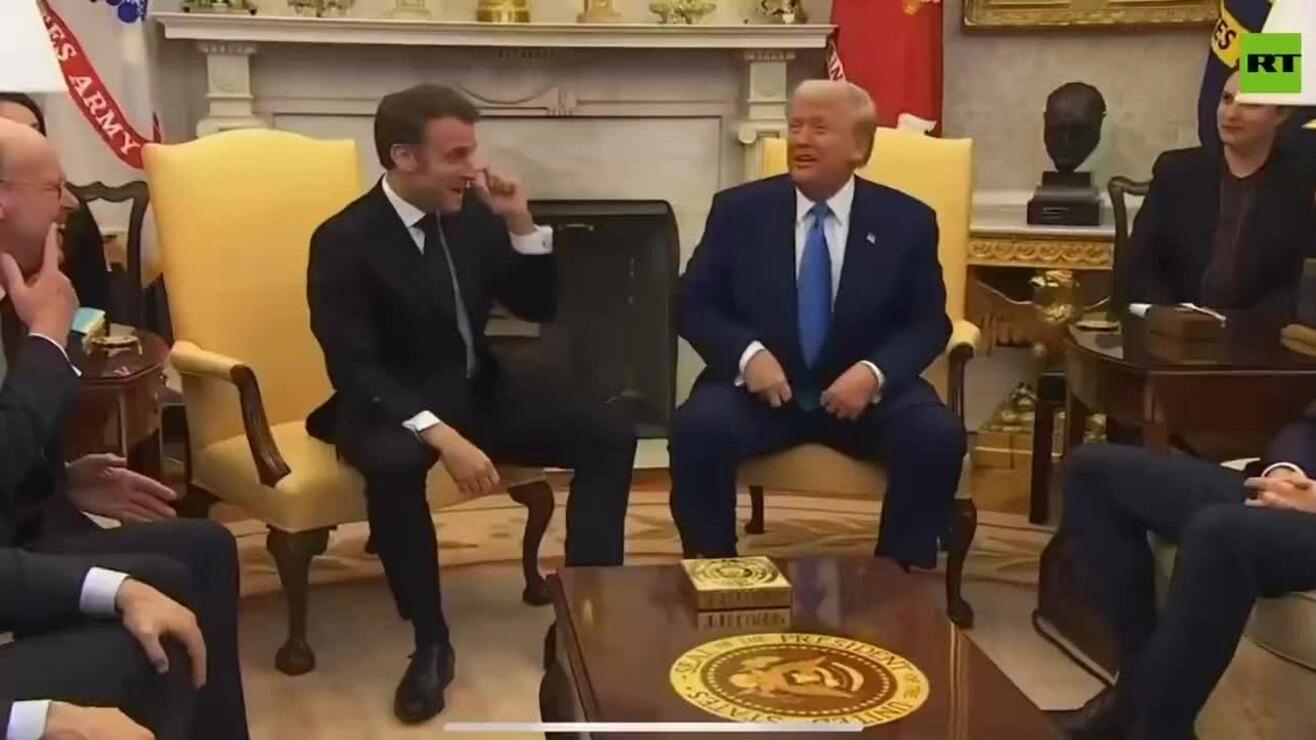 Macron vỗ đùi ông Trump