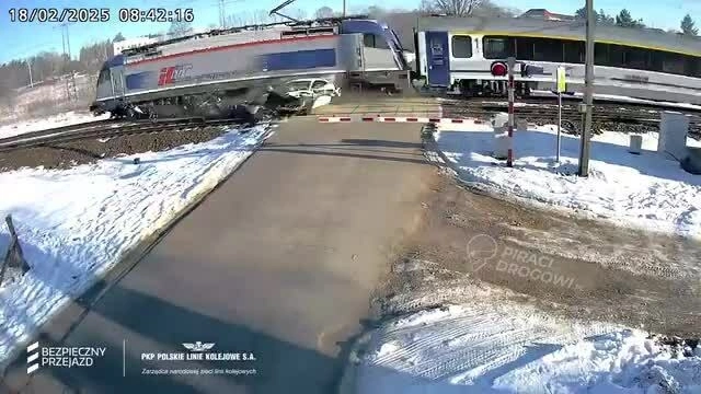 Ôtô lao qua đường ray bị tàu đâm văng