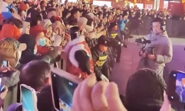 Video robot húc người gây lo ngại