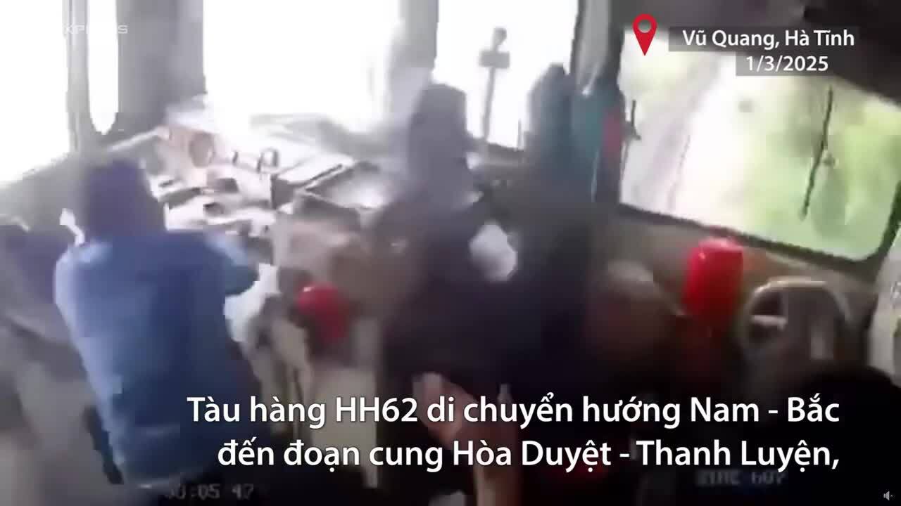 Ôtô khách gặp tai nạn khi đi trung chuyển hành khách vụ lật tàu ở Hà Tĩnh